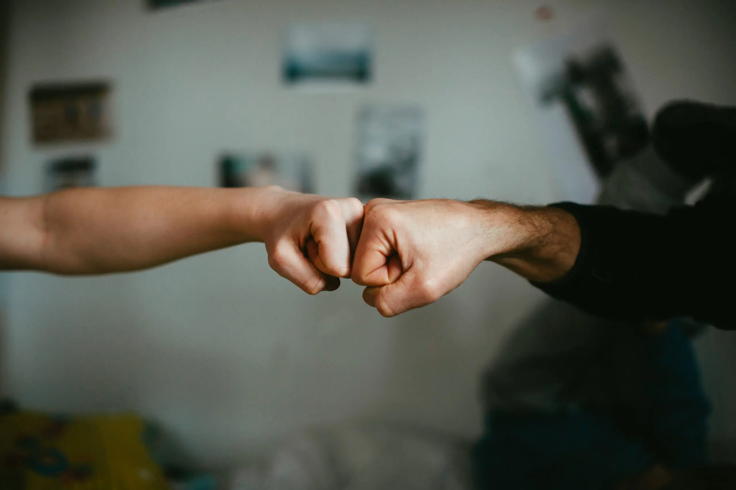 Fistbump der Generation Z als Symbolbild für erfolgreiches Coaching