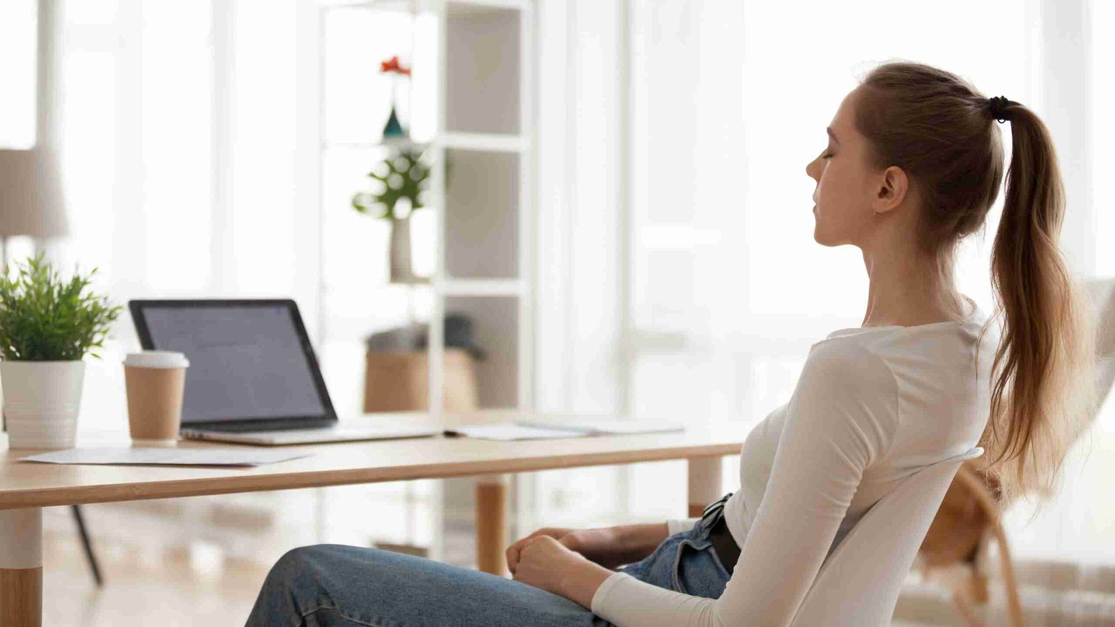 Junge Frau übt Achtsamkeit am Computer