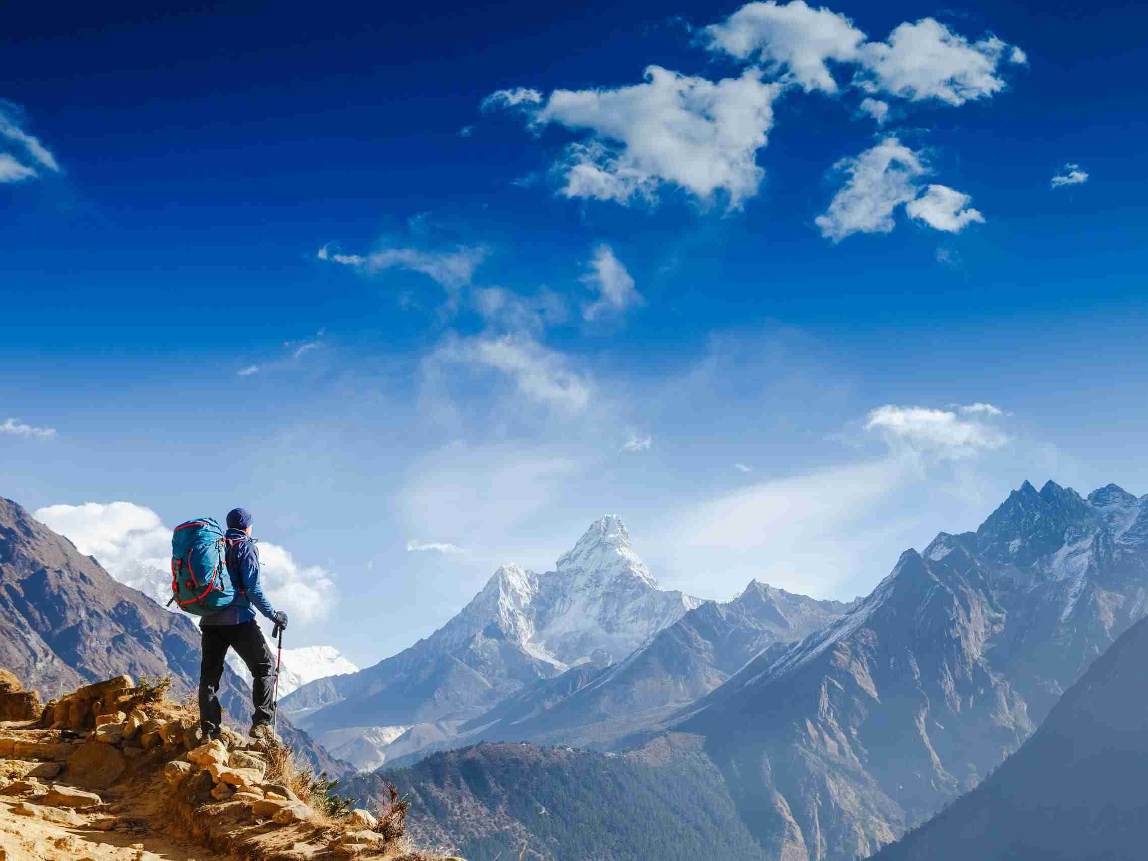 Mann der sein Ziel in den Bergen erreicht als das Symbol für Lebensziele Erreichung durch Coaching mit Björn Bobach