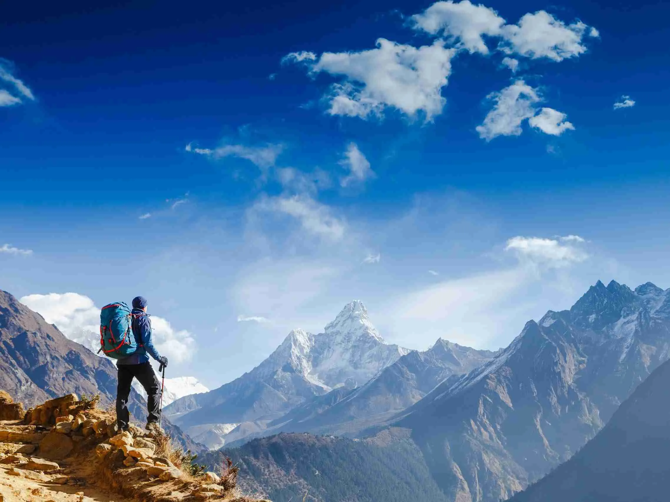 Happy,Hiker,Winning,Reaching,Life,Goal,,Success,,Freedom,And,Happiness, Mann der sein Ziel in den Bergen erreicht als das Symbol für Lebensziele Erreichung durch Coaching mit Björn Bobach