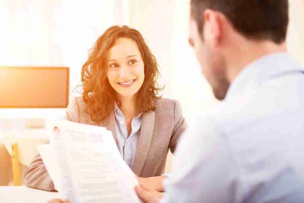 YoungAttractiveWomanDuringJobInterview | Professionelles Coaching in Düsseldorf – Bobach Coaching & Consulting Bewerbungsgespräch