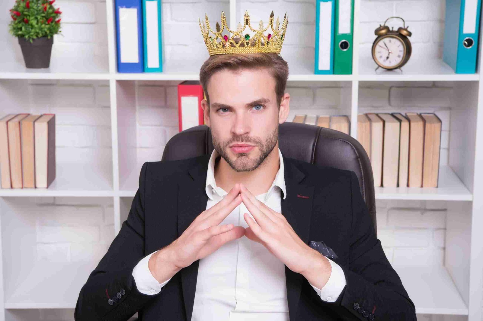 Selbstbewusster Vorgesetzter der durch Coaching gute Führungsqualitäten entwickelt hat