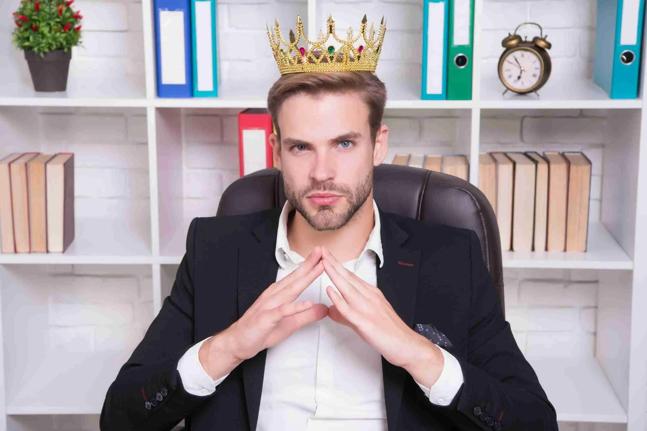 Selbstbewusster Vorgesetzter der durch Coaching gute Führungsqualitäten entwickelt hat