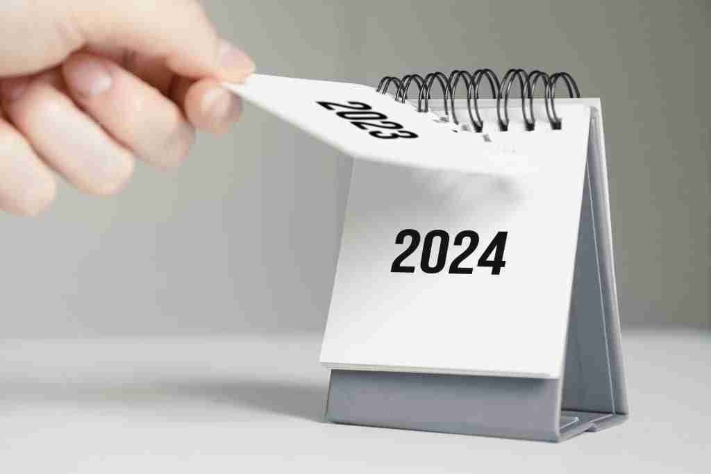 AWomansHandTurnsOverACalendarSheetYearChange | Professionelles Coaching in Düsseldorf – Bobach Coaching & Consulting Kalender zu einem bewussten Jahr