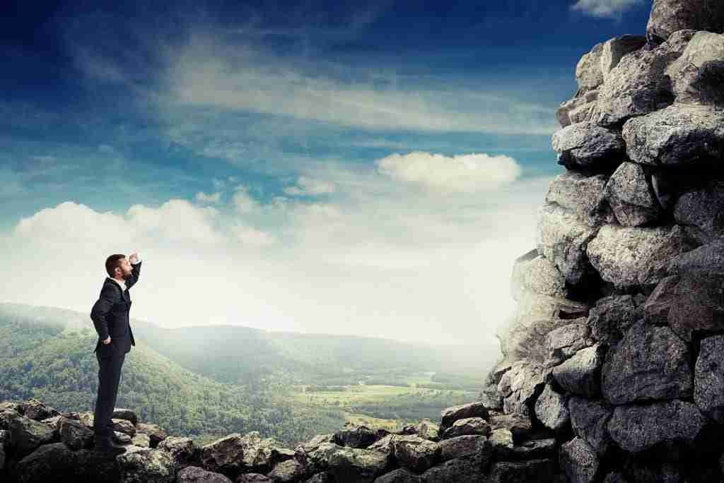 SmileyBusinessmanHoldingHisHandNearBrowAndLookingUp | Professionelles Coaching in Düsseldorf – Bobach Coaching & Consulting Mann mit guter Weitsicht durch Coaching