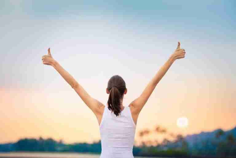 WinningSuccessAndLifeGoalsConceptYoungWomanWithArms | Professionelles Coaching in Düsseldorf – Bobach Coaching & Consulting Eine Frau die durch Personal Coaching ihr Ziele kennt.