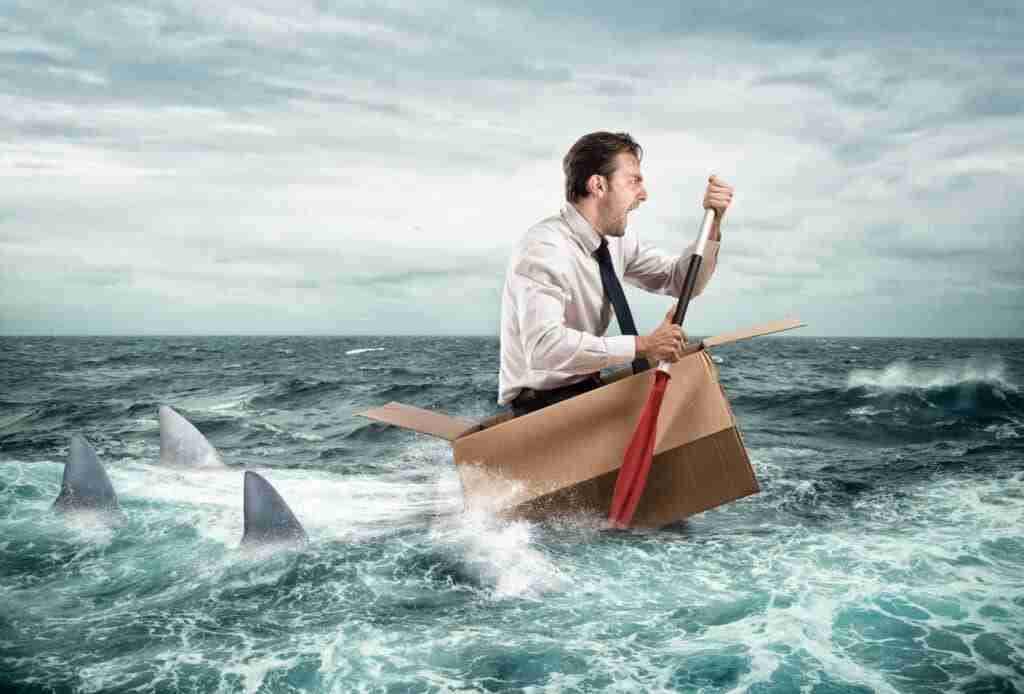 EscapeFromCrisis | Professionelles Coaching in Düsseldorf – Bobach Coaching & Consulting Jemand der eine schwere Krise bewältigt, symbolisiert durch ein Boot in rauher See.