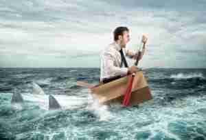 Jemand der eine schwere Krise bewältigt, symbolisiert durch ein Boot in rauher See.