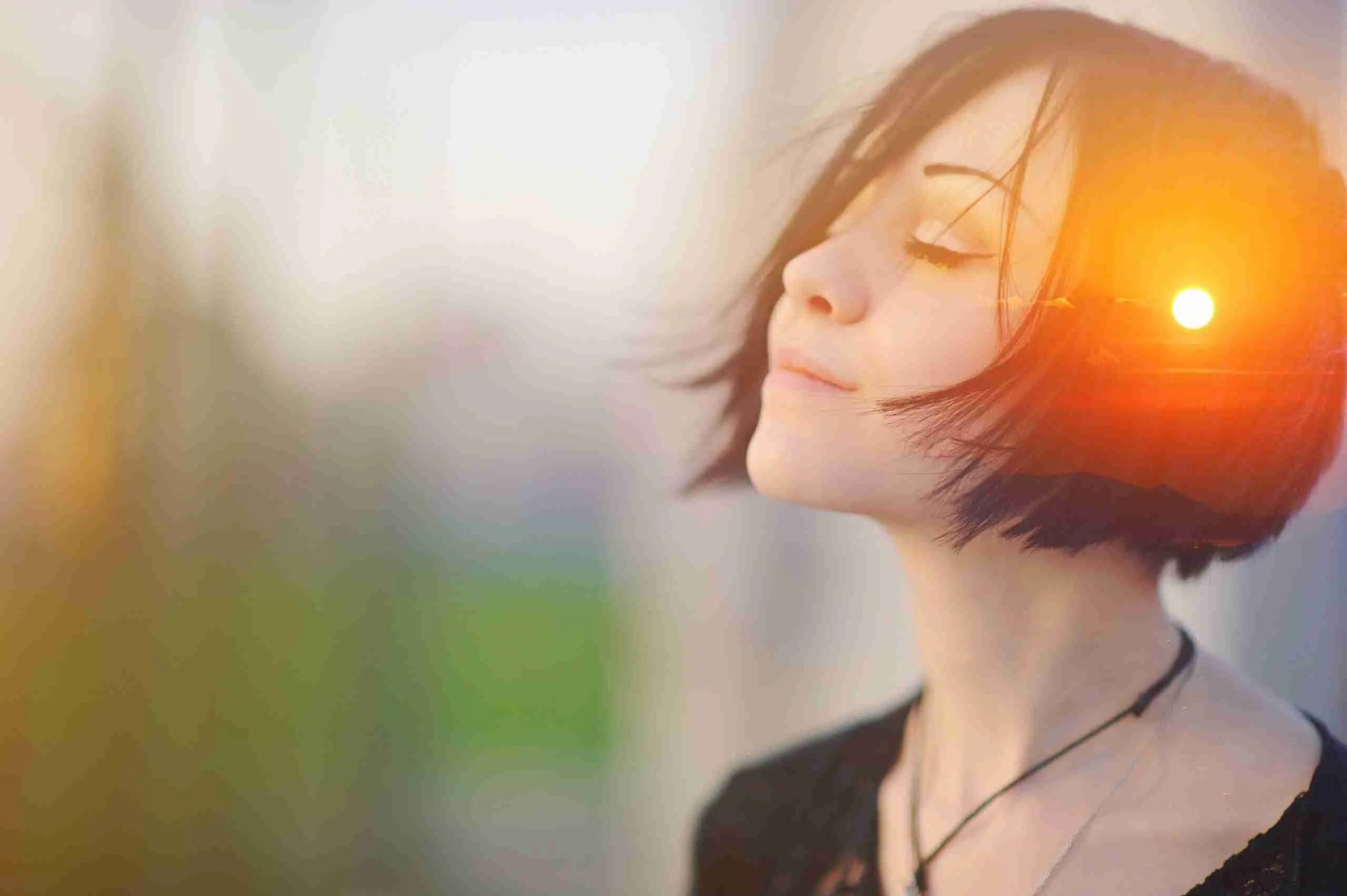 DoubleMultiplyExposurePortraitOfADreamyCuteWomanMeditating Glücklich sein durch Coaching und persönliche Werte.