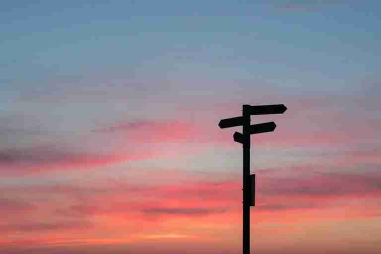 javier-allegue-barros-C7B-ExXpOIE-unsplash | Professionelles Coaching in Düsseldorf – Bobach Coaching & Consulting Wegweise als Symbolbild für berufliche Veränderung und wie Coaching helfen kann