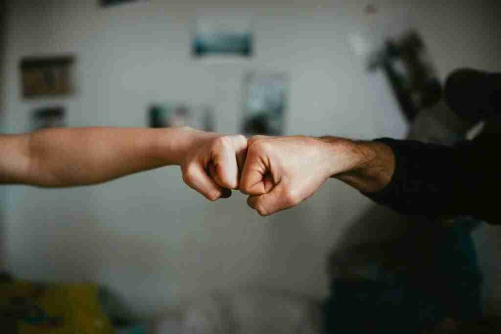 markus-spiske-MbG7kwWptII-unsplash | Professionelles Coaching in Düsseldorf – Bobach Coaching & Consulting Fistbump der Generation Z als Symbolbild für erfolgreiches Coaching