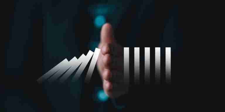 BusinesssHandHoldingAGlowingDominoProtectBusinessFromThe | Professionelles Coaching in Düsseldorf – Bobach Coaching & Consulting Symbolbild für Residenz