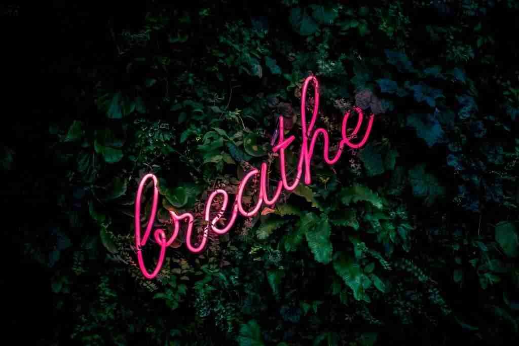 fabian-moller-gI7zgb80QWY-unsplash | Professionelles Coaching in Düsseldorf – Bobach Coaching & Consulting Text "breathe" als Symbolbild für Gelassenheit