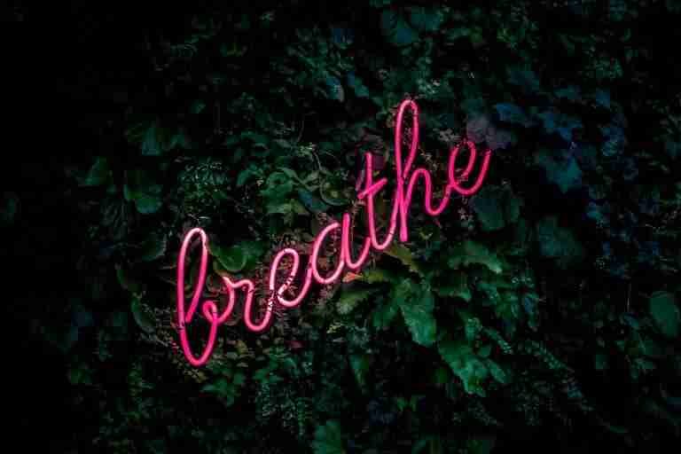 Text "breathe" als Symbolbild für Gelassenheit