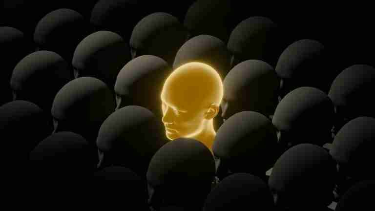 a-chosen-soul-uqF0nemPClo-unsplash | Professionelles Coaching in Düsseldorf – Bobach Coaching & Consulting A glowing golden head stands out from a crowd of dark silhouettes around it.