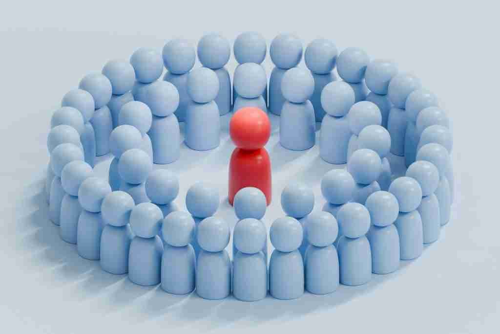 ubaid-e-alyafizi-6uRGFQ1OvcY-unsplash | Professionelles Coaching in Düsseldorf – Bobach Coaching & Consulting Red humanoid figure at the center of a circular ring of blue humanoid shapes