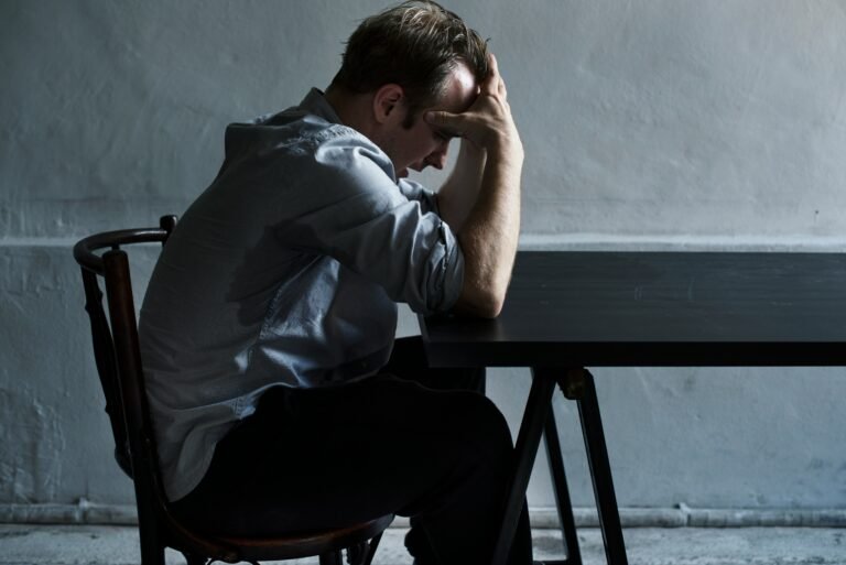 curated-lifestyle-tB2UFGjBJK8-unsplash | Professionelles Coaching in Düsseldorf – Bobach Coaching & Consulting Symbolbild für die Wahl zwischen Coaching und Therapie